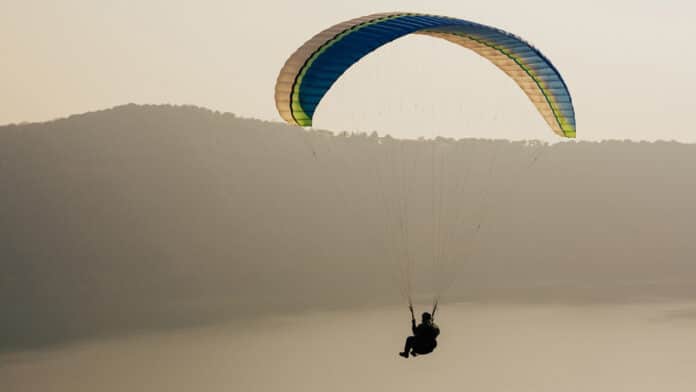 Découvrir le saut en parachute avec des pros, dans un spot de rêve